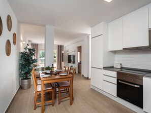 Tabelle, Möbel, Eigentum, Pflanze, Gebäude, Fenster, Stuhl, Himmel, Azurblau, Interior Design