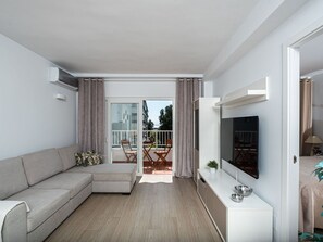 Tabelle, Möbel, Eigentum, Pflanze, Gebäude, Fenster, Stuhl, Himmel, Azurblau, Interior Design