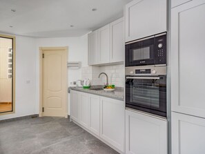 Cabinetry, Property, Countertop, Kitchen Appliance, Home Appliance, Kitchen Stove, Building, Interior Design, Kitchen