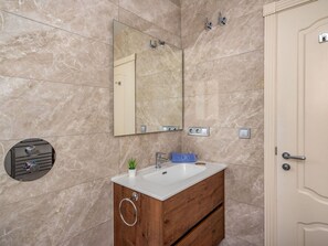 Tap, Plumbing Fixture, Bathroom Cabinet, Property, Sink, Cabinetry, Bathroom Sink, Bathroom, Wood, Building