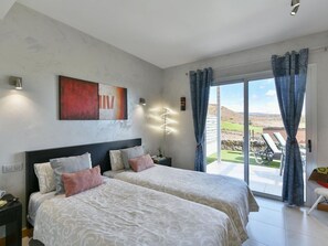 Tabelle, Möbel, Eigentum, Pflanze, Gebäude, Fenster, Stuhl, Himmel, Azurblau, Interior Design