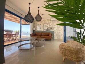 Tabelle, Möbel, Eigentum, Pflanze, Gebäude, Fenster, Stuhl, Himmel, Azurblau, Interior Design
