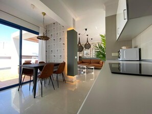Tabelle, Möbel, Eigentum, Pflanze, Gebäude, Fenster, Stuhl, Himmel, Azurblau, Interior Design