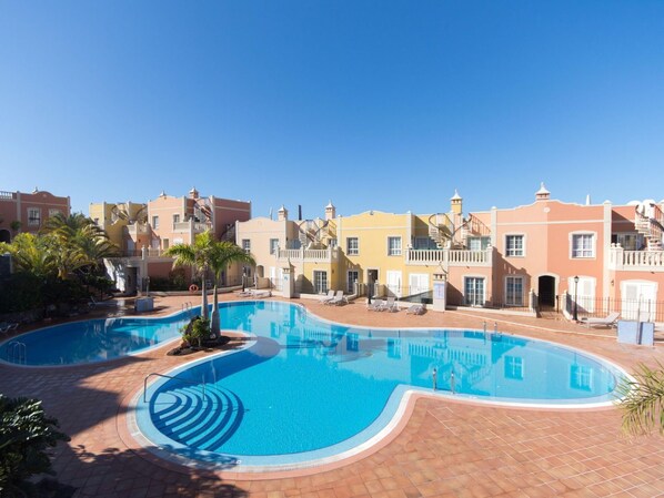 Water, Building, Property, Sky, Plant, Tree, Window, Leisure, Urban Design, Swimming Pool