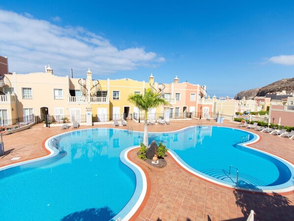 Water, Building, Property, Sky, Plant, Tree, Window, Leisure, Urban Design, Swimming Pool
