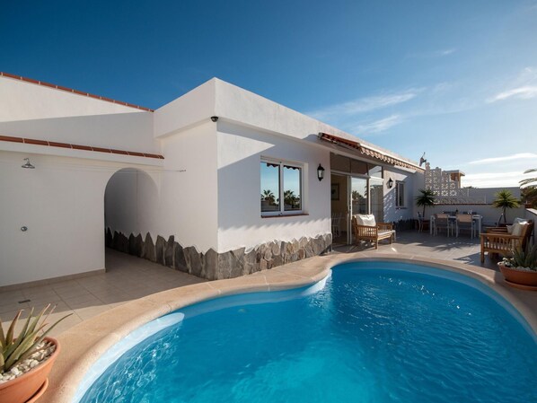 Water, Building, Property, Sky, Plant, Tree, Window, Leisure, Urban Design, Swimming Pool