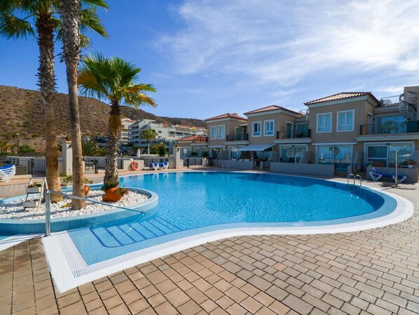 Water, Building, Property, Sky, Plant, Tree, Window, Leisure, Urban Design, Swimming Pool