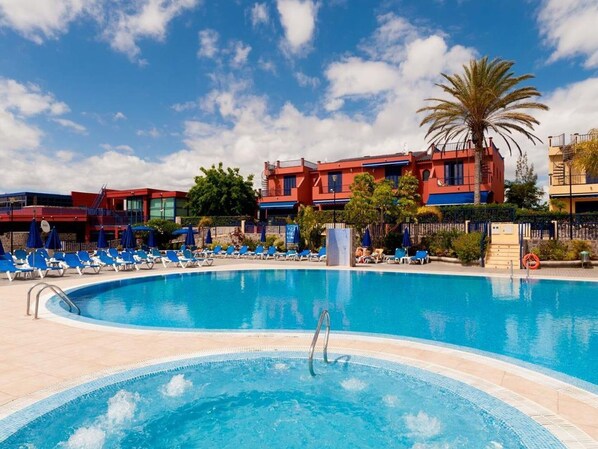 Water, Building, Property, Sky, Plant, Tree, Window, Leisure, Urban Design, Swimming Pool
