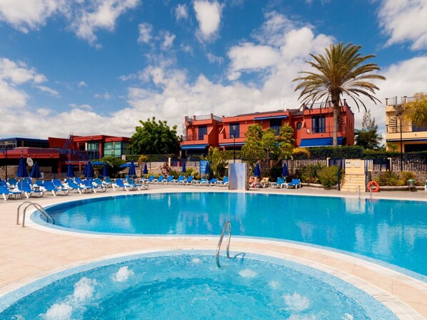 Water, Building, Property, Sky, Plant, Tree, Window, Leisure, Urban Design, Swimming Pool
