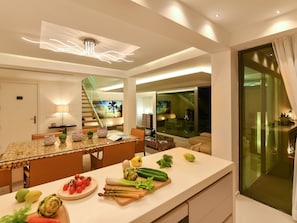Essen, Eigentum, Gebäude, Tabelle, Countertop, Interior Design, Cabinetry, Holz, Geschirr, Wohnzimmer