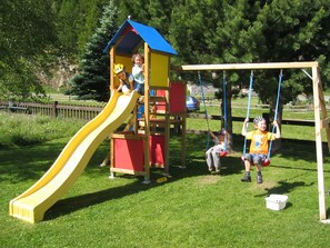 Plante, Arbre, Terrain De Jeux, Espace Public, Herbe, Loisir, Chute, Amusement, Équipement Extérieur Play, Des Loisirs