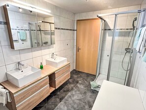 Spiegel, Sinken, Armatur, Zapfhahn, Badezimmerschrank, Cabinetry, Bad Sink, Badezimmer, Gebäude