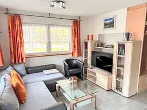 Eigentum, Möbel, Couch, Tabelle, Interior Design, Wohnzimmer, Fussboden, Holz, Fenster, Studio Couch