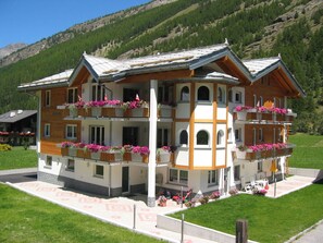 Pflanze, Eigentum, Gebäude, Fenster, Himmel, Berg, Baum, Freizeit, Wohngebiet, Hütte