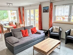 Möbel, Couch, Tabelle, Bilderrahmen, Holz, Interior Design, Wohnzimmer, Fussboden, Rechteck, Flooring