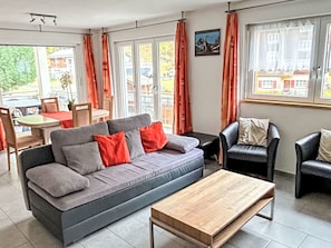 Möbel, Couch, Tabelle, Bilderrahmen, Holz, Interior Design, Wohnzimmer, Fussboden, Rechteck, Flooring