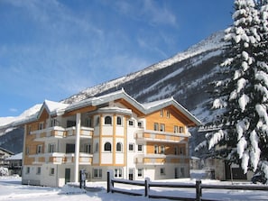 Wolke, Himmel, Gebäude, Schnee, Fenster, Berg, Haus, Steigung, Baum, Wohngebiet