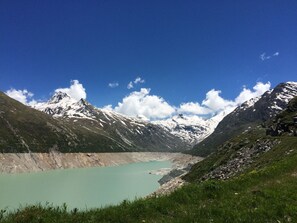 Wasser, Pflanze, Gebäude, Himmel, Eigentum, Azurblau, Natur, Baum, Schwimmbad, Blau