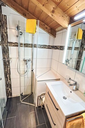 Propriété, Miroir, Robinet, Luminaire Plomberie, Évier, Salle De Bains, Design Intérieur, Sol, Lavabo