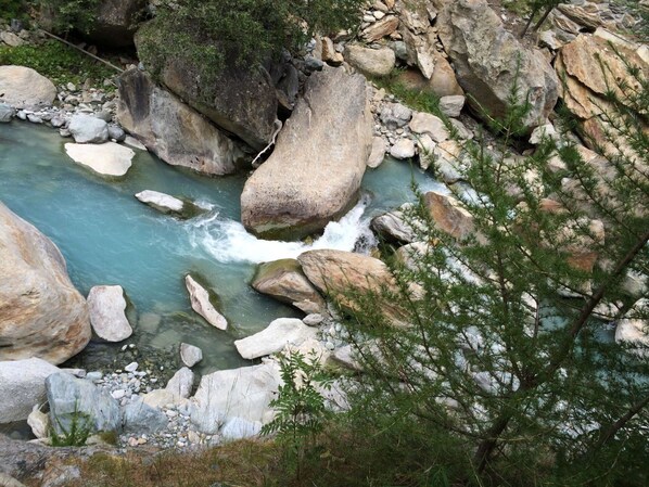 Wasser, Pflanze, Gebäude, Himmel, Eigentum, Azurblau, Natur, Baum, Schwimmbad, Blau