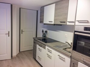 Cabinetry, Eigentum, Countertop, Gebäude, Küche, Herd, Holz, Interior Design, Schublade, Tür