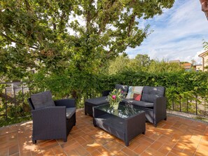 Plant, Cloud, Furniture, Sky, Outdoor Furniture, Shade, Road Surface, Grass, Wood, Tree