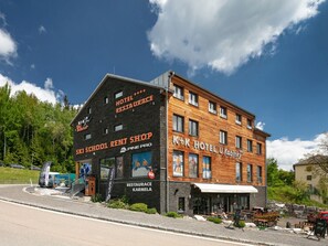 Wolke, Himmel, Pflanze, Fenster, Gebäude, Baum, Wohngebiet, Ländliches Gebiet, Stadt, Fassade