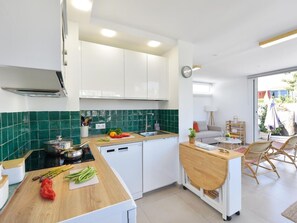 Cabinetry, Countertop, Kitchen Sink, Kitchen, Sink, Kitchen Appliance, Tap, Home Appliance, Wood, Kitchen Stove