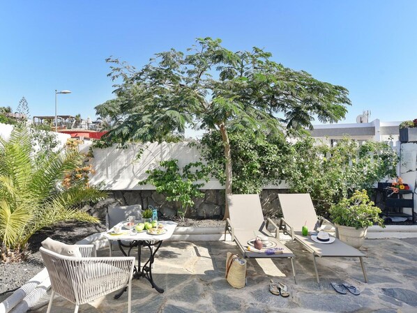 Plant, Table, Property, Sky, Furniture, Outdoor Table, Outdoor Furniture, Chair, Urban Design, Tree