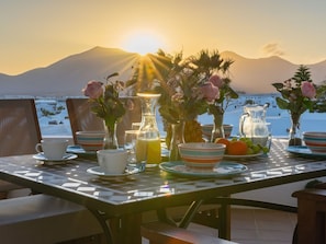 Tabelle, Himmel, Möbel, Pflanze, Geschirr, Licht, Blumentopf, Berg, Sonnenlicht, Interior Design