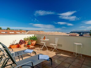 Wohnung, Resort, Stuhl, Hotel, Zimmerpflanze, Holzbeize, Eco Hotel, Gartenmöbel, Balkon, Blumentopf