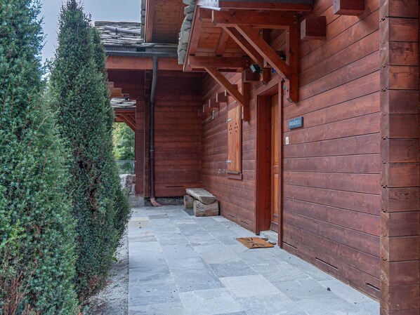 Plant, Building, Wood, Road Surface, Brickwork, Brick, Residential Area, Real Estate, Facade, Siding