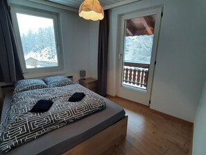Fenster, Gebäude, Komfort, Azurblau, Holz, Beleuchtung, Interior Design, Fussboden, Haus