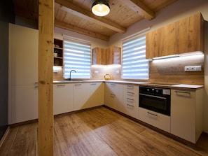 Cabinetry, Comptoir, Propriété, Meubles, Cuisine, Bois, Cuisinière, Éclairage, Fenêtre, Design Intérieur