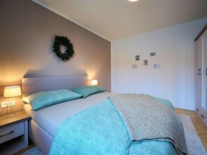 Eigentum, Möbel, Komfort, Licht, Azurblau, Holz, Interior Design, Beleuchtung, Lampe, Fussboden