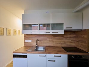 Cabinetry, Countertop, Spüle, Möbel, Eigentum, Sinken, Gebäude, Zapfhahn, Küche, Holz