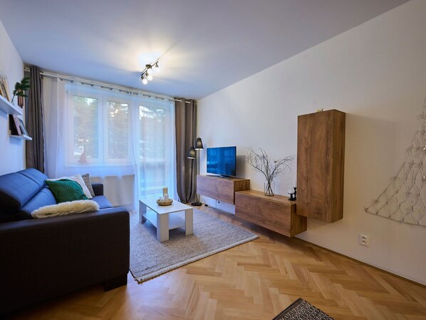 Möbel, Komfort, Fenster, Holz, Couch, Gebäude, Interior Design, Schatten, Zimmerpflanze, Flooring
