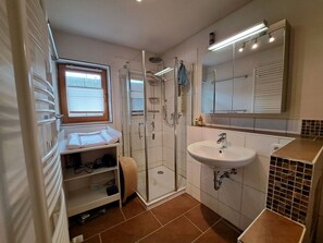 Gebäude, Wolke, Möbel, Fenster, Himmel, Azurblau, Holz, Interior Design, Schatten