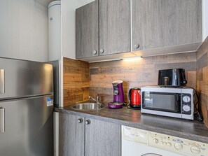 Cabinetry, Property, Countertop, Kitchen Stove, Kitchen Appliance, Kitchen, Wood, Home Appliance, Stove, Building