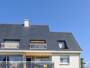 Sky, Window, Building, House, Cottage, Residential Area, Siding, Real Estate, Roof, Facade