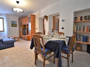 Tabelle, Möbel, Eigentum, Bilderrahmen, Holz, Fenster, Interior Design, Stuhl, Bücherregal, Regal