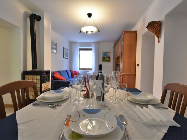 Table, Furniture, Tableware, Property, Chair, Decoration, Dishware, Tablecloth, Lighting, Textile