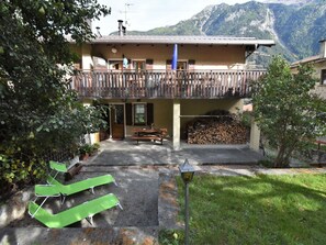 Plant, Building, Tree, Sky, Porch, Shade, Grass, Leisure, Residential Area, Landscape