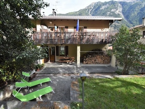 Pflanze, Gebäude, Baum, Himmel, Veranda, Schatten, Gras, Freizeit, Wohngebiet, Landschaft