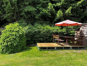 Plant Community, Plant, Natural Landscape, Outdoor Bench, Outdoor Furniture, Tree, Land Lot, Table, Grass, Shade