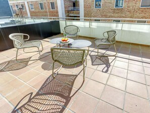 Fenster, Möbel, Gebäude, Stuhl, Strassenbelag, Gartenmöbel, Interior Design, Flooring, Tabelle, Fussboden
