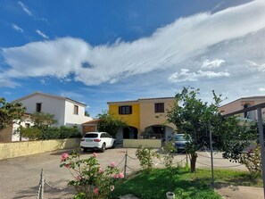 Wolke, Pflanze, Himmel, Gebäude, Auto, Fenster, Rad, Fahrzeug, Haus, Grundstueck