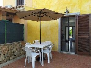 Tabelle, Möbel, Eigentum, Stuhl, Schatten, Holz, Interior Design, Gelb, Die Architektur, Gartenmöbel