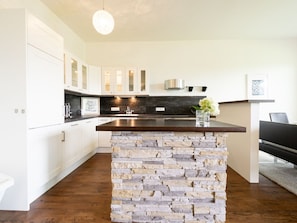 Eigentum, Cabinetry, Countertop, Holz, Interior Design, Küche, Fussboden, Flooring, Wohnzimmer, Holzbeize
