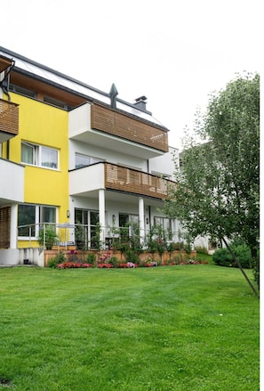 Pflanze, Gebäude, Himmel, Fenster, Baum, Hütte, Gras, Ländliches Gebiet, Haus, Freizeit